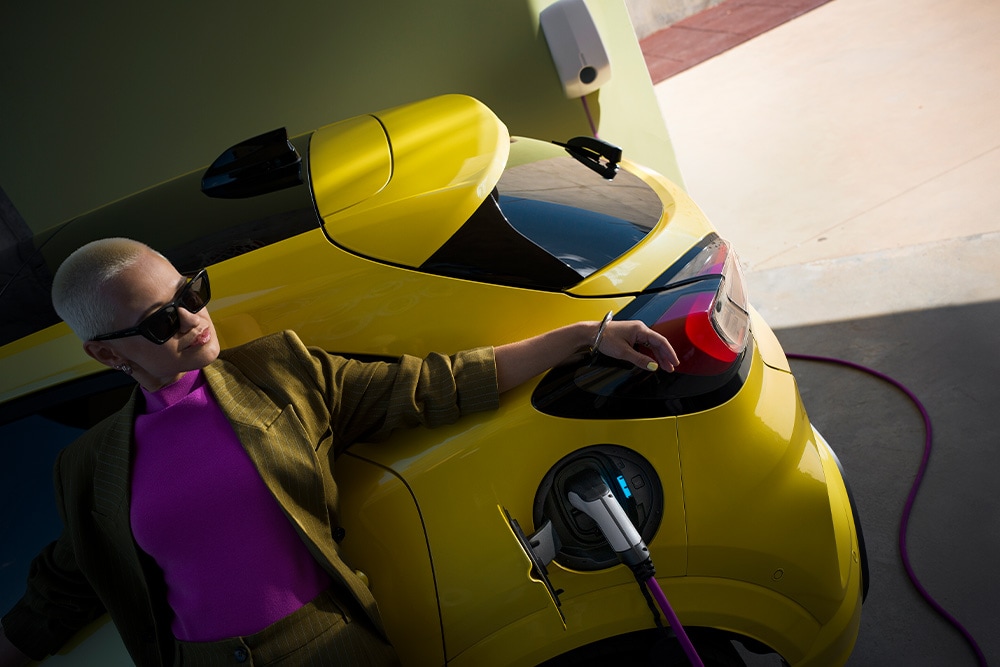 Ford Hybrid Electric Eu Column Card 09 PUMA CHARGING 3X2 1000X667 Yellow Puma Charging