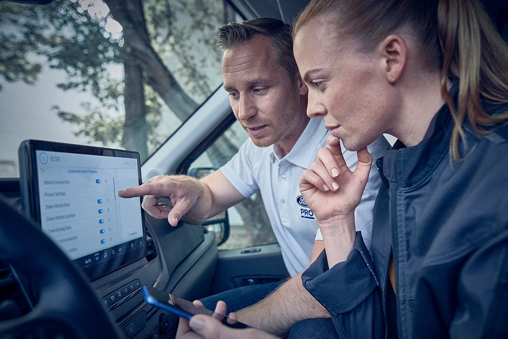 Ford Pro Eu Service 3X2 Fcsd Ford Pro Service 2022 E Transit Smart Maintenance Service Advisor Customer Connecting Van To Fordpass Pro App Retail Screen 1000X667 Ccds