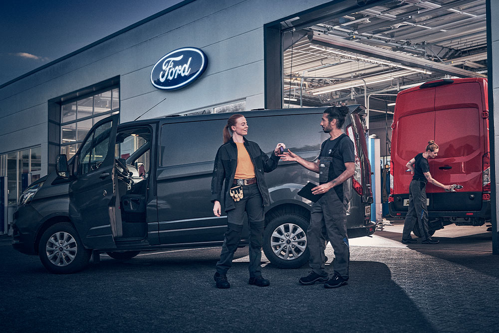 Ford Pro Eu Service 3X2 Fcsd Ford Pro Service 2022 E Transit V362 Extended Opening Hours Customer Arriving At Workshop 1000X667 Scds