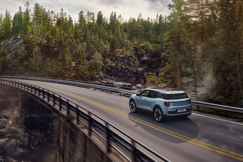 Ford Hybrid Electric Eu Column Card 07 CX740S Ext Rear 3X2 1000X667 Explorer Driving Rear View